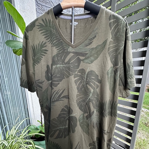 Old Navy - Army Green Palm Graphic Tee V neck - Size XL - Picture 4 of 4